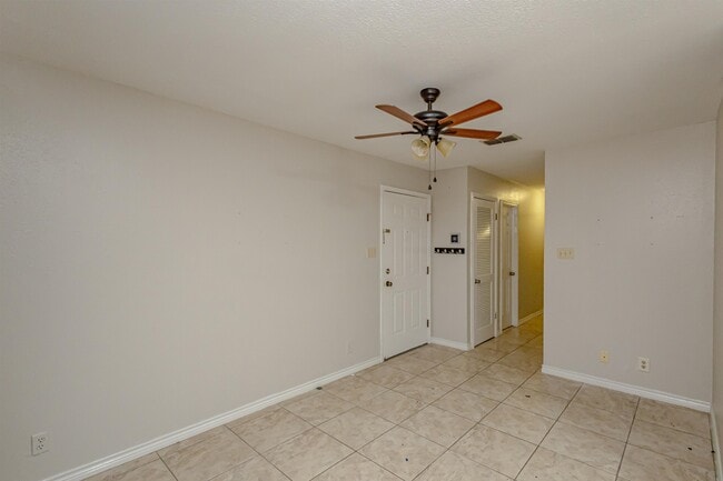 Building Photo - 104 Belaire Dr