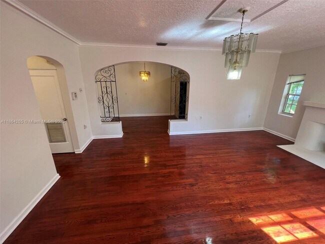 Foto del edificio - 695 NE 81st St