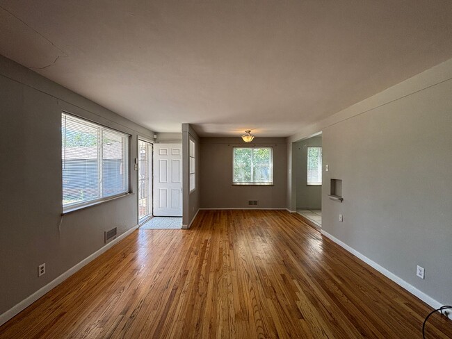Building Photo - 935 Winona Ct