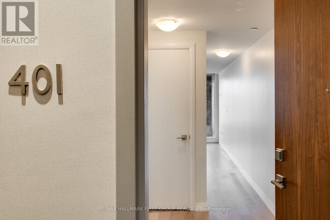 Photo du bâtiment - 835 St Clair Ave W