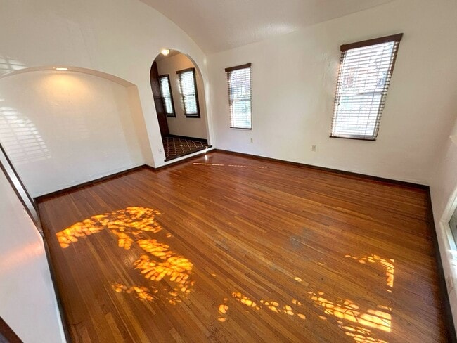 Foto del edificio - Adorable Spanish 2 bedroom home in the heart of Long Beach