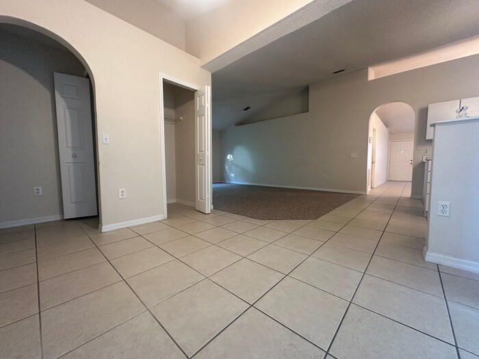 Building Photo - Large 4/2 Single Story Home