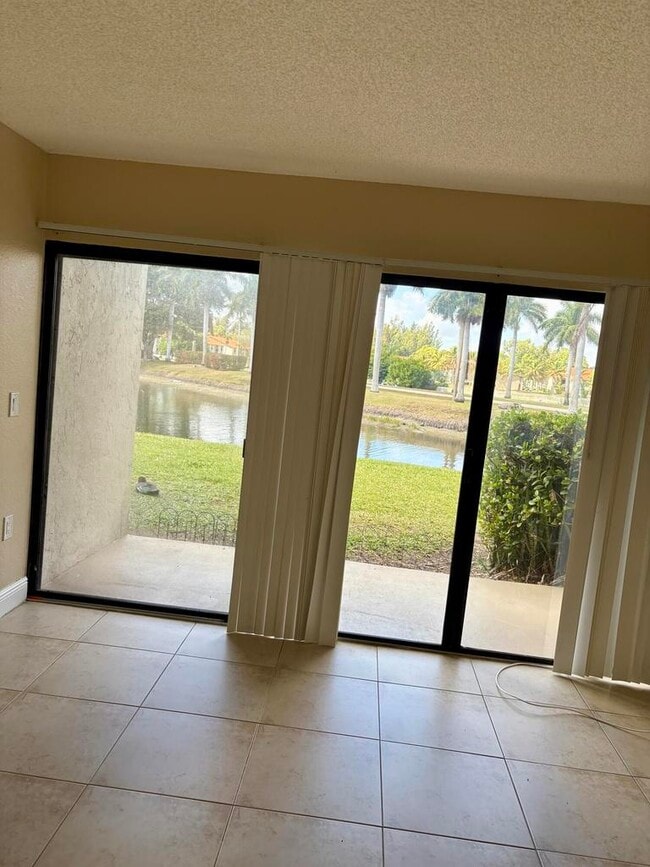 Building Photo - 1545 Lake Crystal Dr