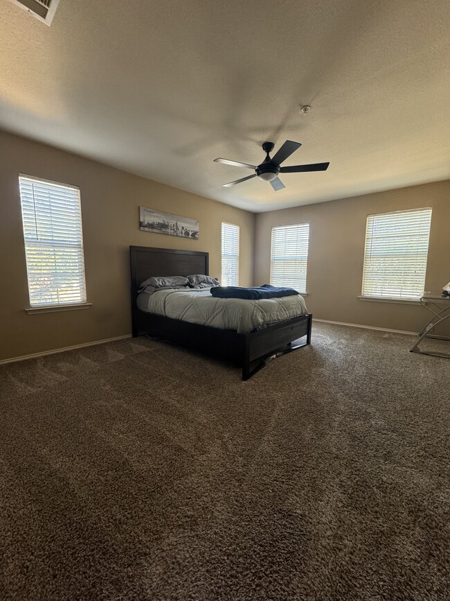 Building Photo - 2300 Stoneleigh Pl