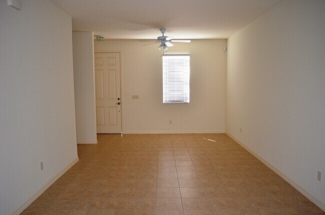 Building Photo - 2/2.5 Townhouse with 2-Car Garage in Turtl...