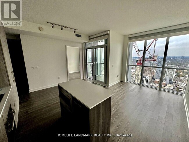 Photo du bâtiment - 1-4601 Yorkville Ave