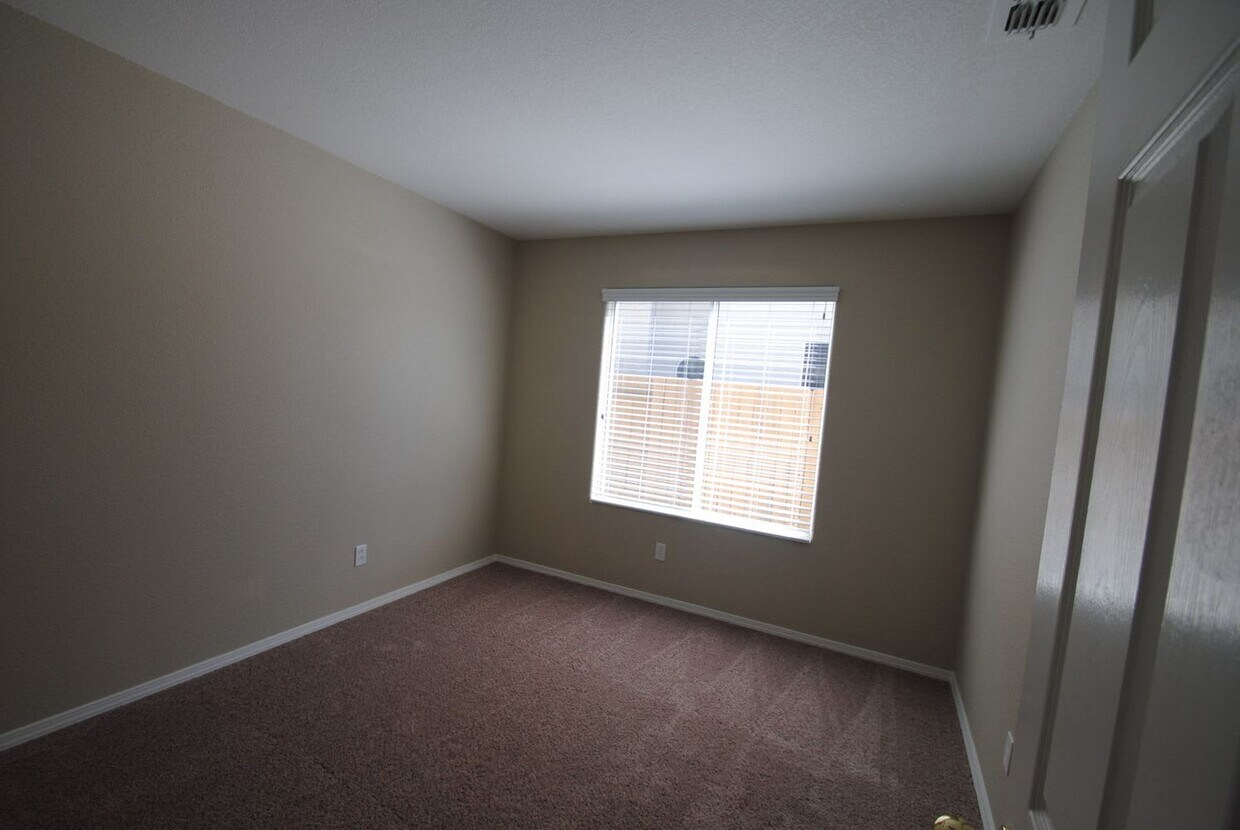 Building Photo - 1401 Voltaire Dr