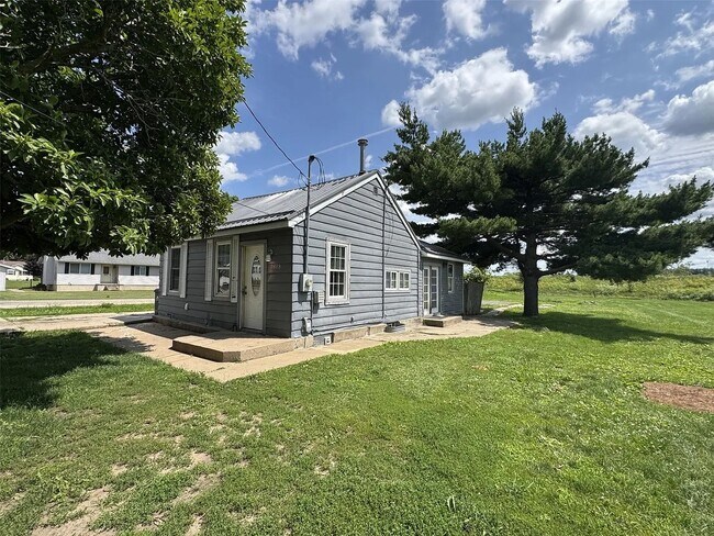 Foto del edificio - Cozy 2-Bedroom Cedar Rapids Home With Large Yard!