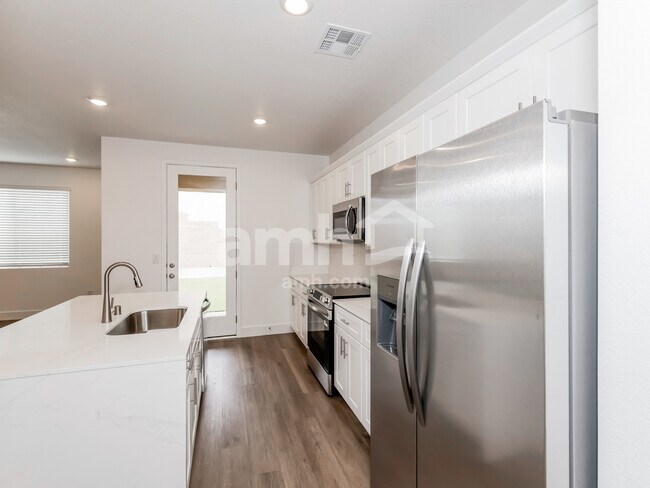 Building Photo - 9585 Marchmont Rd