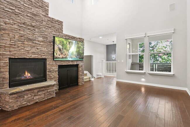 Foto del edificio - 2BR Townhome: Soaring Ceilings & Mountain Views