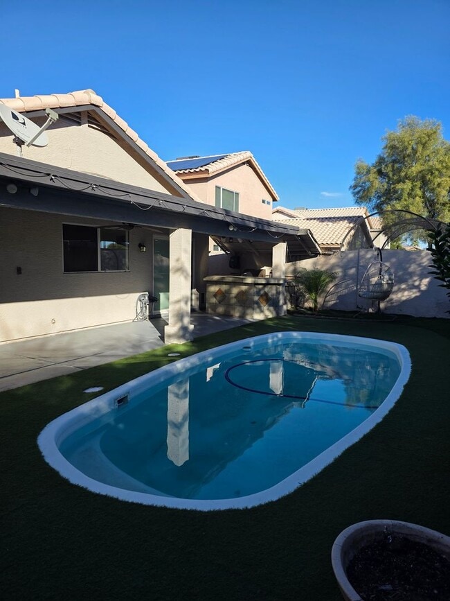 Foto del edificio - Beautiful 3BR 2BA Home w/ Private Pool • Pool + Covered Patio • Attached Garage in Phoenix