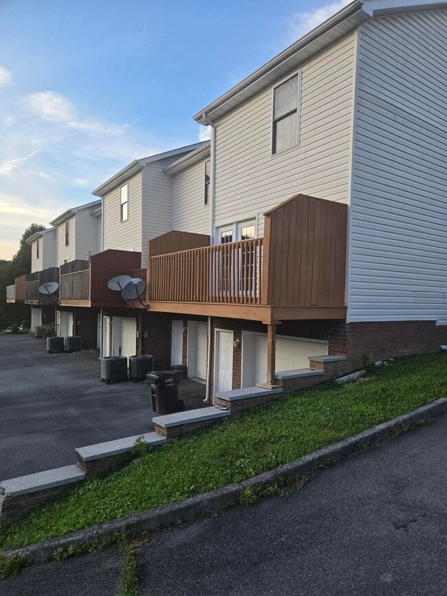 Building Photo - Spacious 2-Bedroom Townhome – End Unit wit...