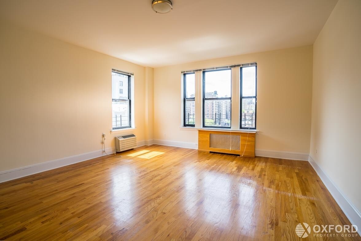 Primary Photo - 200 Riverside Drive
