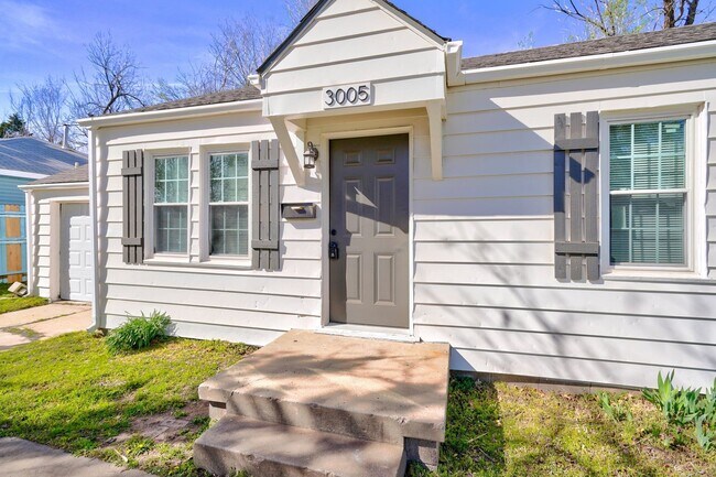 Foto del edificio - Charming Renovated Home with Spacious Backyard