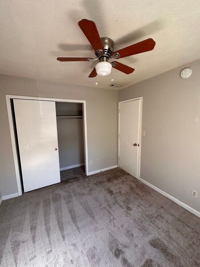 Building Photo - Gorgeous and Spacious 3 BR 1.5 BA Townhome...