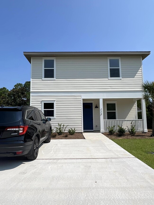 Large driveway, daylight view. - 114 Enchanted Way