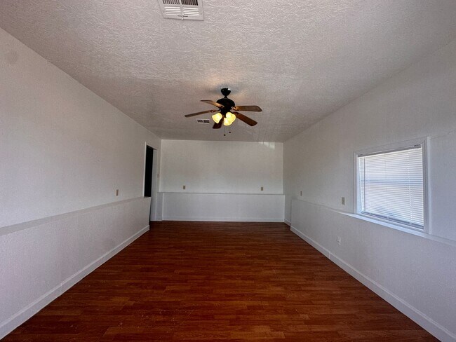 Foto del edificio - Spacious 3/2 with double lot