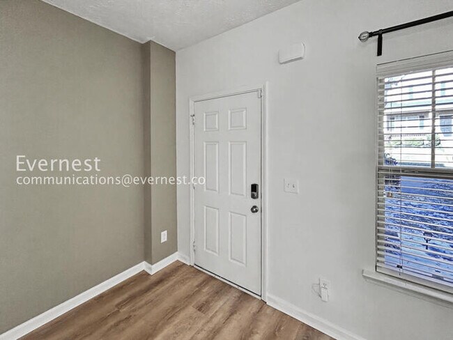 Foto del edificio - 2 Bed/2.5 Bath Townhome with Fenced Yard / Pet-Friendly / Available Now!