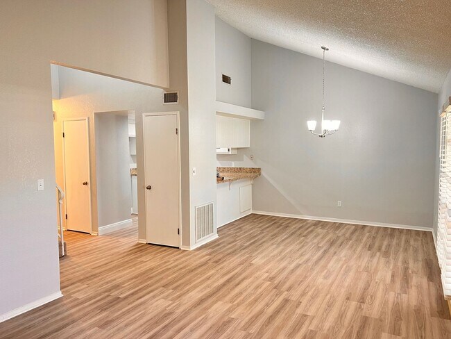 Foto del edificio - MOVE IN SPECIAL- 1/2 OFF FIRST MONTH'S REN...