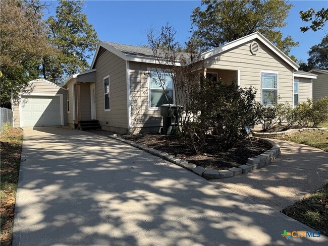 Building Photo - 701 W Kern Rd