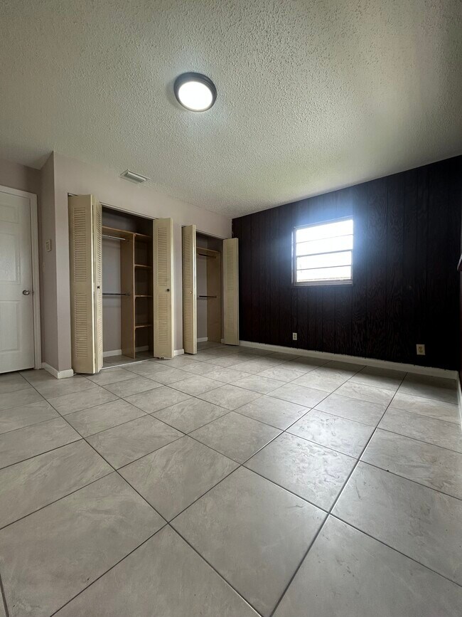 Foto del edificio - 323 NW 15th St