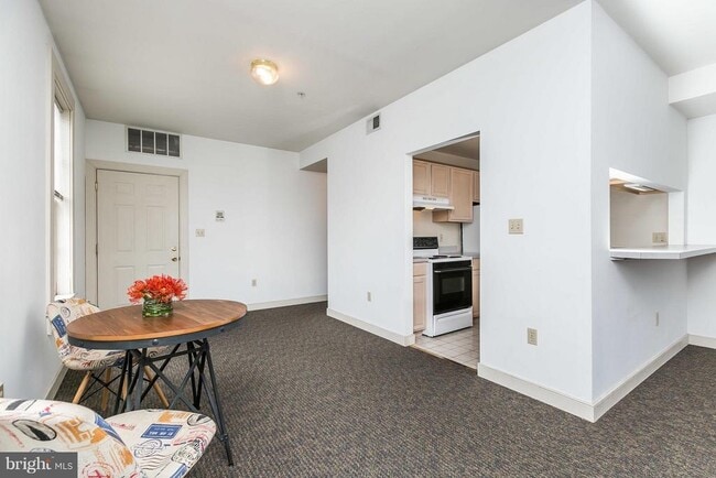 Building Photo - 828 S Charles St