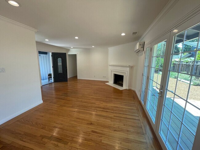Foto del edificio - MENLO PARK - Well Maintained Home In Desir...