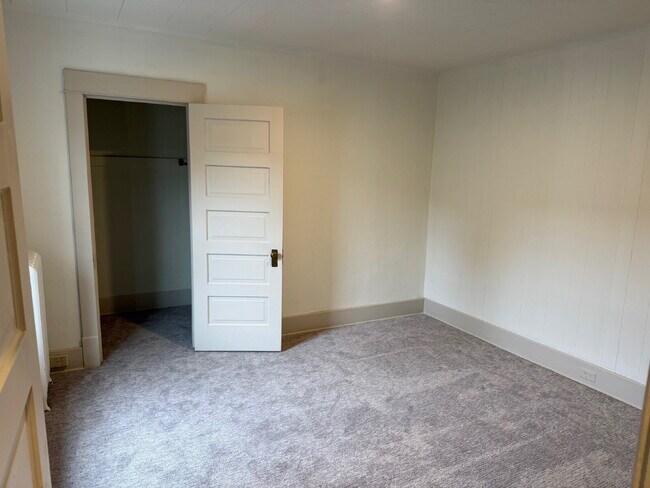 Foto del edificio - For Rent: 2-Bedroom Apartment | Downtown Hastings