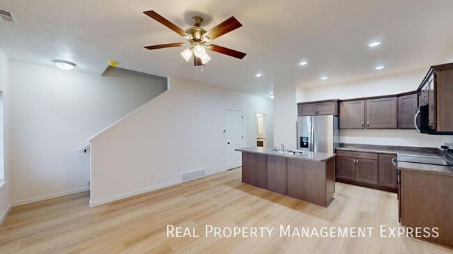 Building Photo - Charming 2-bedroom, 1.5-bathroom townhome