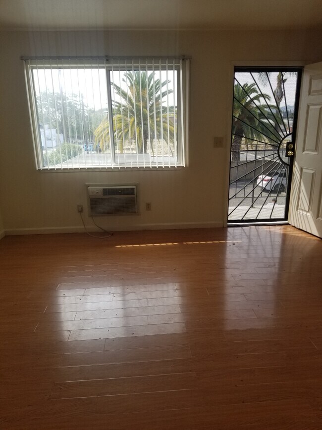 Sala de estar - 7020 Eigleberry St