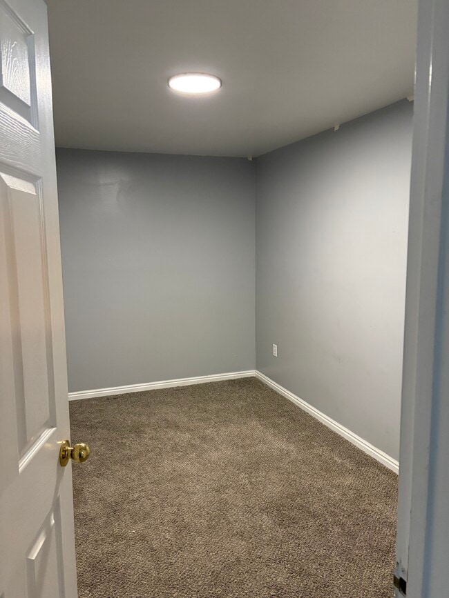 Building Photo - 4382 900 W