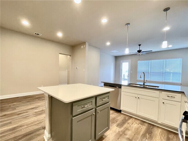 Building Photo - 600 C-Bar Ranch Trl