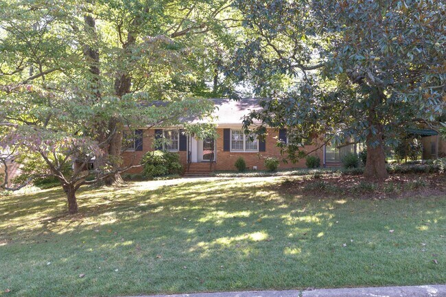 Foto del edificio - Gorgeous 3 bed 2 bath home with finished basement/carport in NW Greensboro! Lawn care included.
