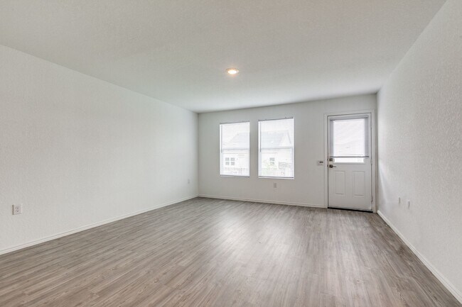 Building Photo - 4-BEDROOM HOME IN MISSION DEL LAGO