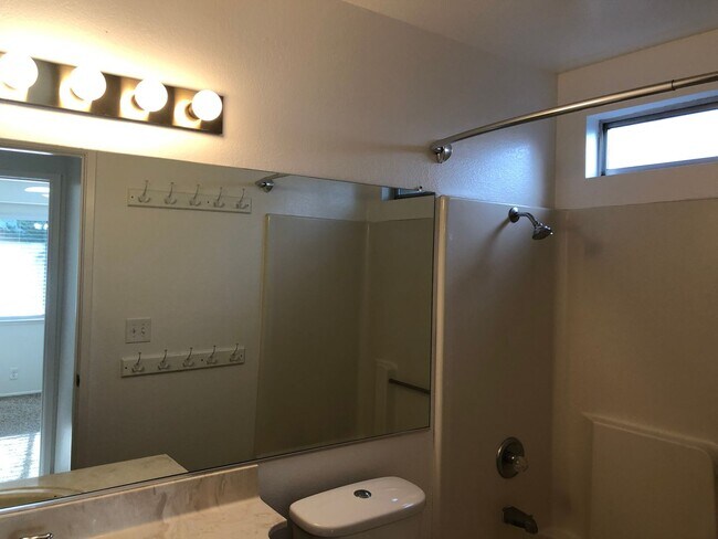 Foto del edificio - 3-Bed, 2-Bath Single-Family Home (Lease as...