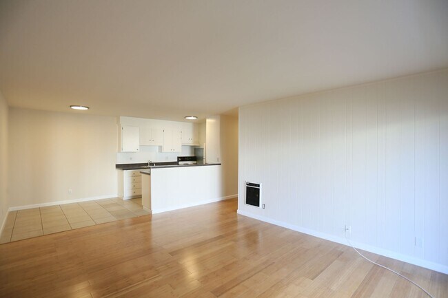 Foto del edificio - Renovated 1BR/1BA, Private Deck, Just bloc...