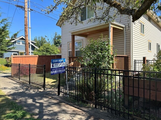 Building Photo - 3 Bedroom 2 Bath - City Compound - A Must ...