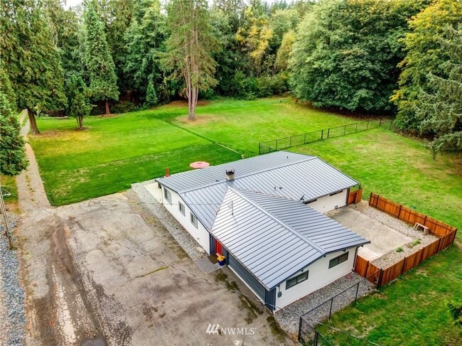 Building Photo - Move in Ready! A wonderful spacious 3-bedr...