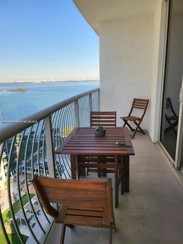 Foto principal - 1750 N Bayshore Dr