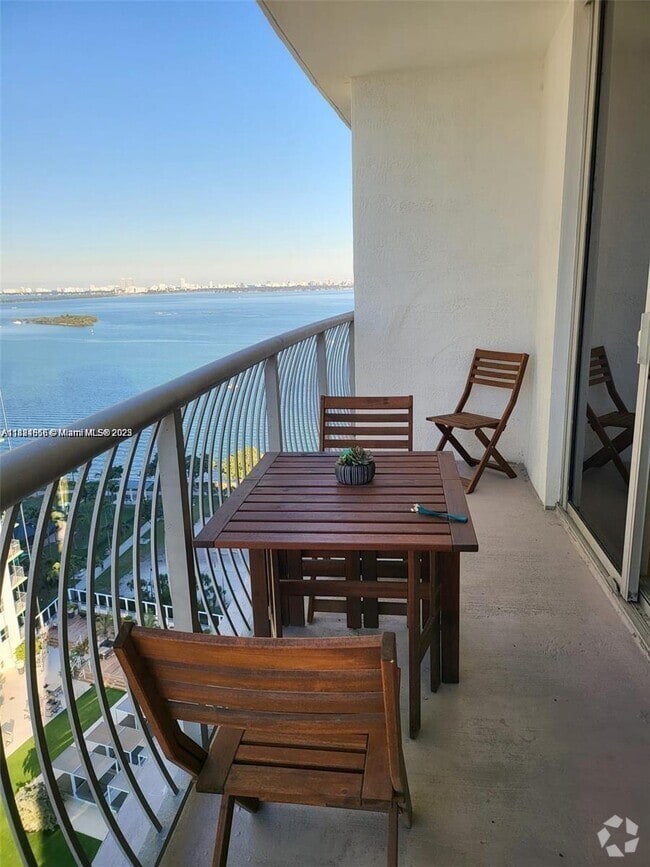 Building Photo - 1750 N Bayshore Dr