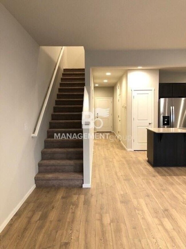 Building Photo - Newer Happy Valley Home! Hardwoods, Stainl...