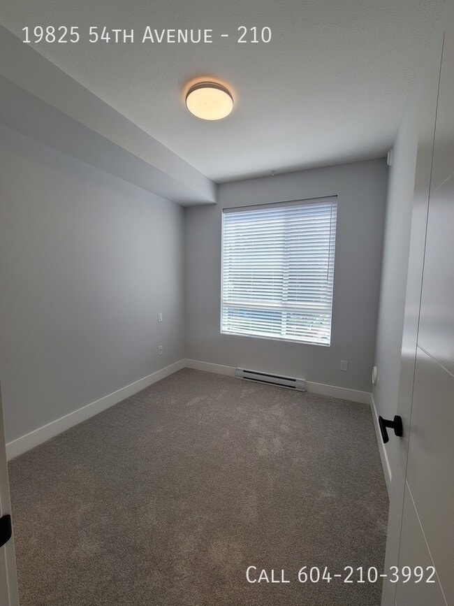 Building Photo - Move-in Ready with 1/2 month free