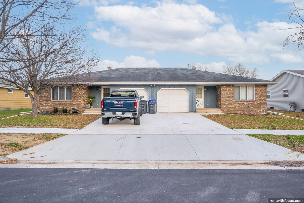 Primary Photo - 1336 Meadow Ln