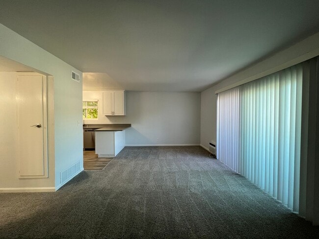 Building Photo - Renovated 2 Bedroom, 1 Bath unit