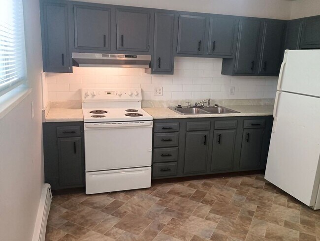 Building Photo - Two bedroom in a well kept building / amaz...