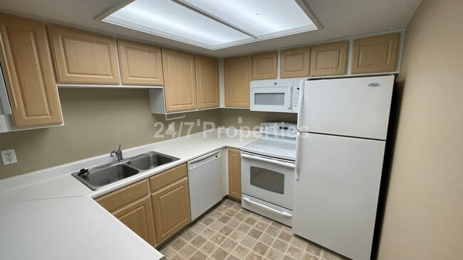 Building Photo - Beautiful 2 BD | 2 BA Condo w/ Amenities- Murrayhill!