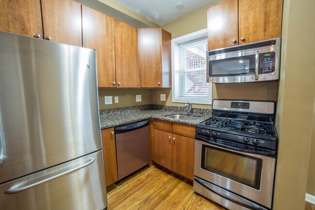 Foto del edificio - 2721 N Sawyer Ave