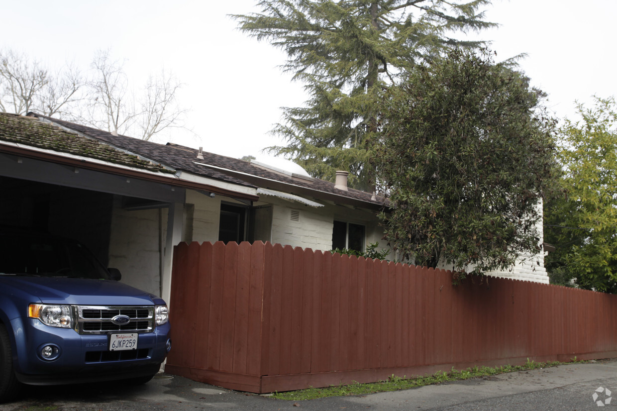 Building Photo - Casa Walnut