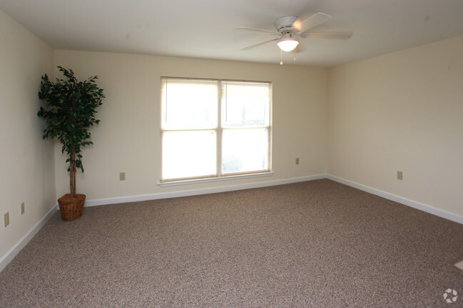 LR - Very Spacious - Beacon Pointe - Wilson