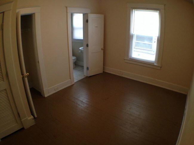 Building Photo - Duplex 2 Bedroom 1 Bath- Amazing deal